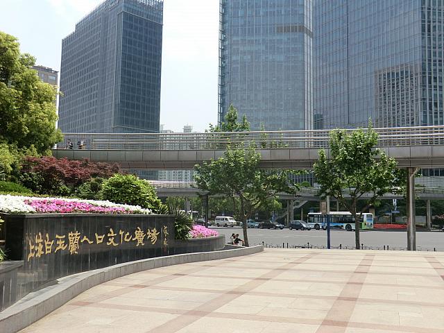 駅前広場の南に歩道橋