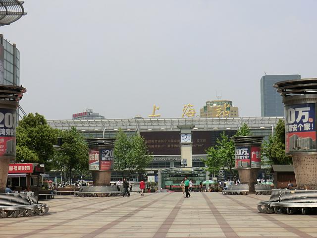 広場南側から駅を見た風景