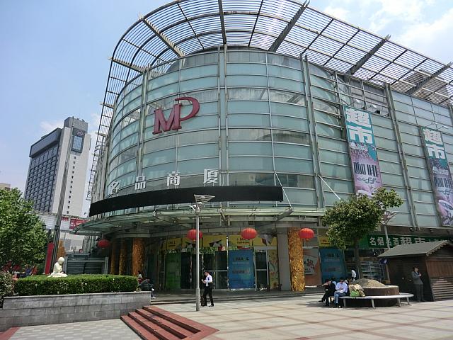 閉鎖中の「名品商厦」。東側の「不夜城商厦」人気にあやかって、デジタル用品市場にリニューアルされるようです