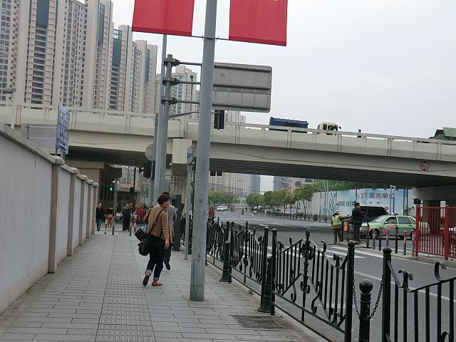 目の前に陸橋が見えます