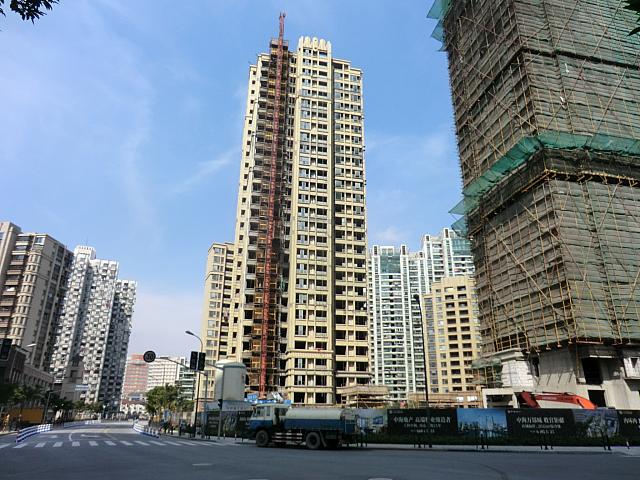 さらに東も、工事中のビルやマンションのみ