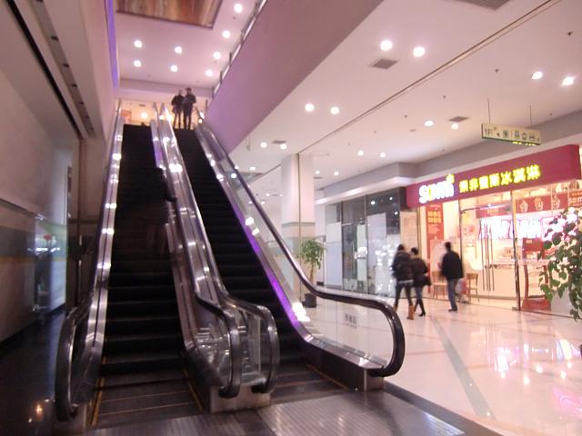 入って右手のエスカレーターで2階へ。