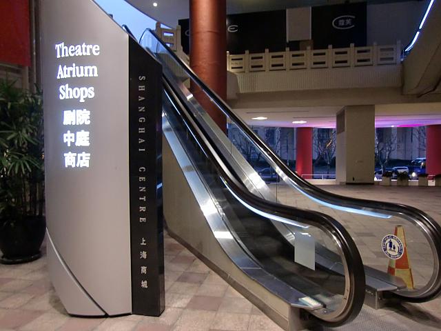 会場へのエスカレーター。