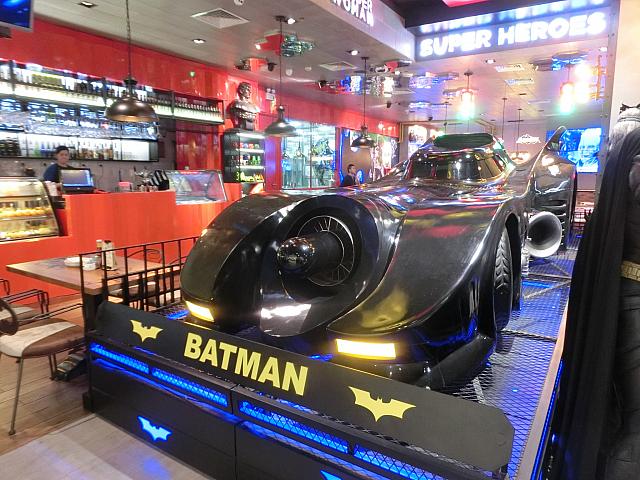 店内にバットマンの車!「超級英雄主題館」