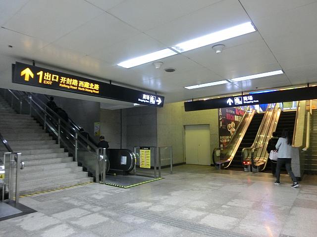 「曲阜路」駅1号出口の右手に地下売場が直結