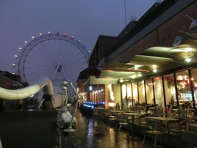 屋上観覧車とテラス席レストラン街