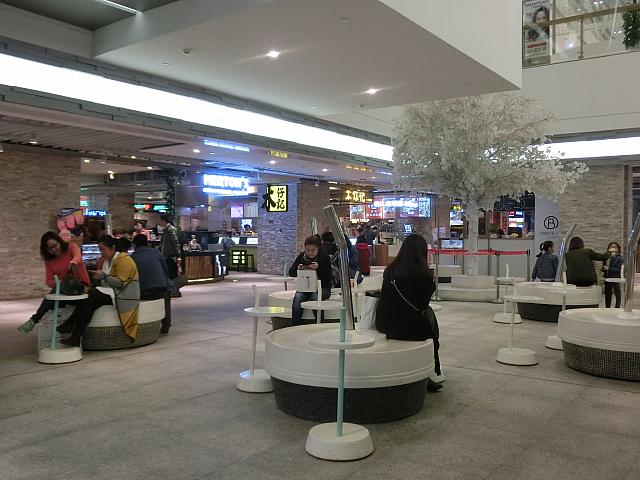 ドリンクの蓋みたいなベンチ