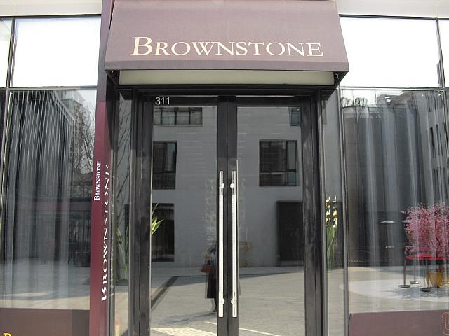 バー「BROWNSTONE」。