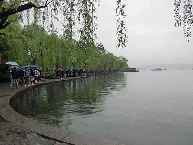 このエリアの湖畔の風景。