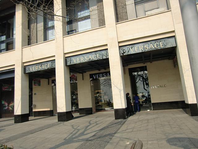 ヴェルサーチのショップなど、高級店も目立ちます。