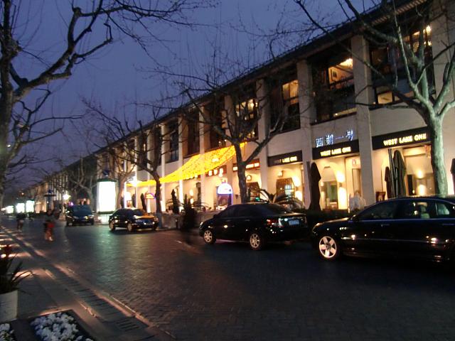 夜の湖浜路。