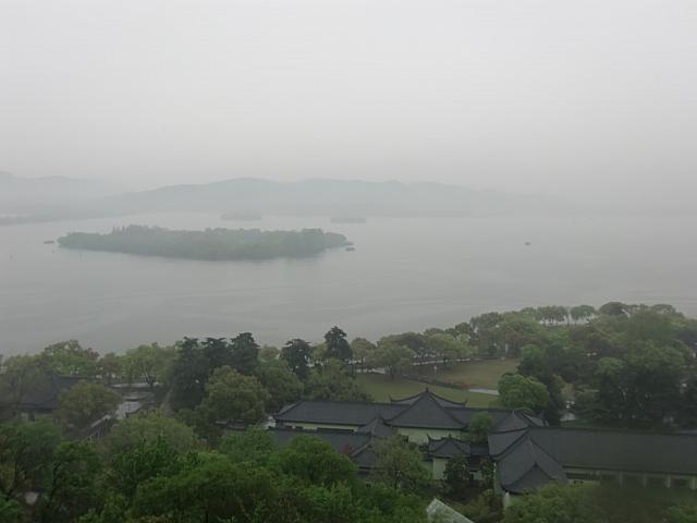 雷峰塔から見た西湖。