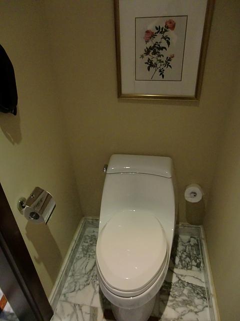 奥に個室のトイレが。