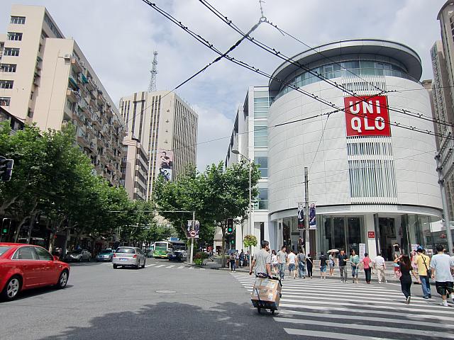 南京西路のユニクロが目印。
