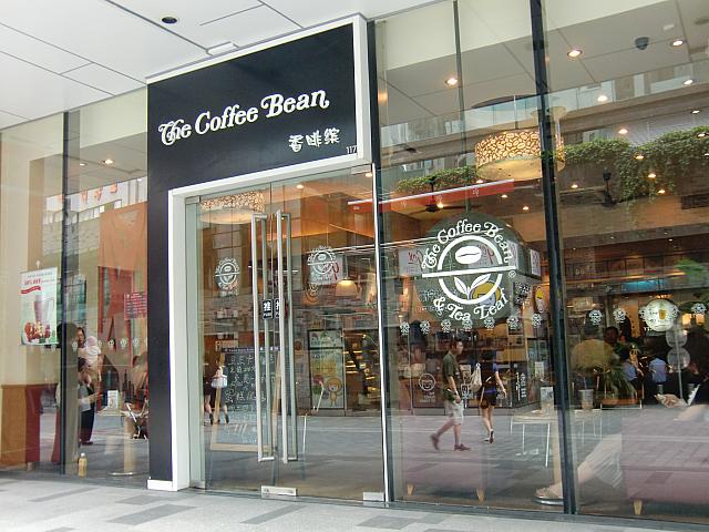 喫煙席もあるカフェチェーン「The Coffee Bean」。無線LAN無料