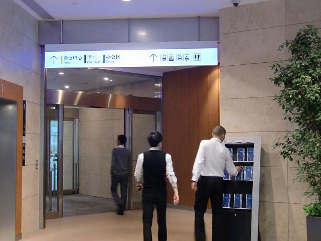 観光客よりビジネスマンが目立ちます。