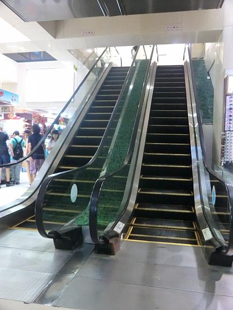 フロアの奥にエスカレーター