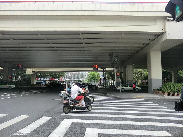 ⑤延安西路（高架下）を渡ります