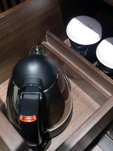 ポットとグラス。