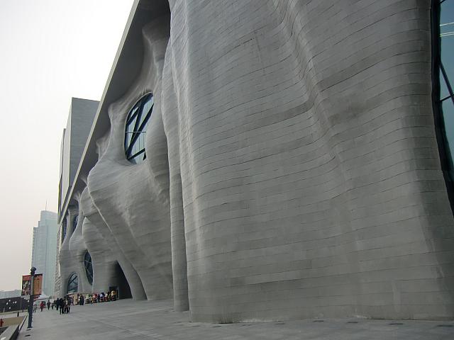 出るとすぐ「ヒマラヤズセンター」が。