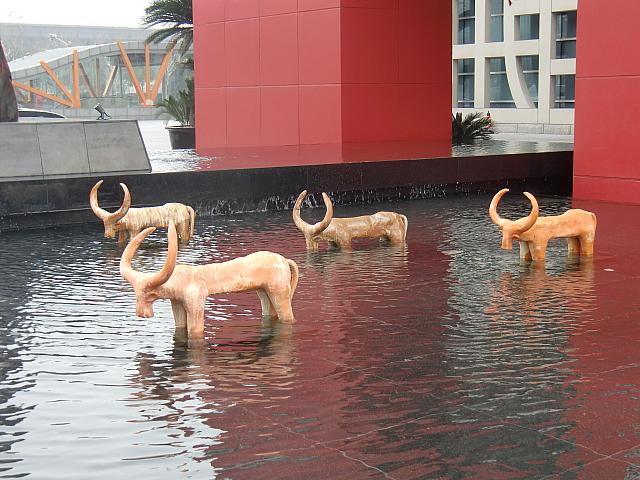 水辺のオブジェが目印。