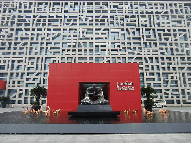 右手に入り口があります。