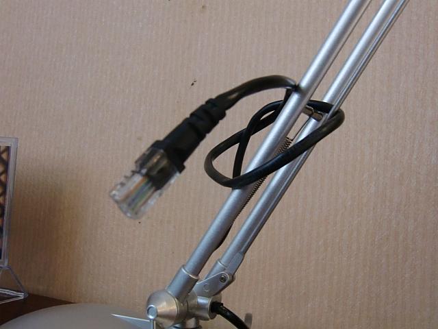 電気スタンドにモジュラジャックのコード。