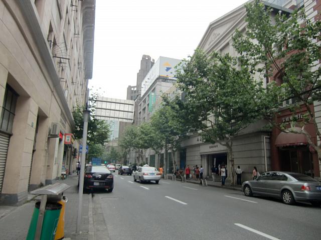 福州路を外灘方向に進みます。