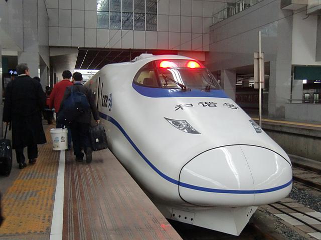 高速鉄道が便利。