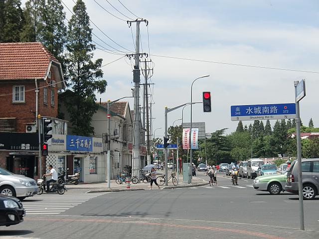 水城南路を左折します