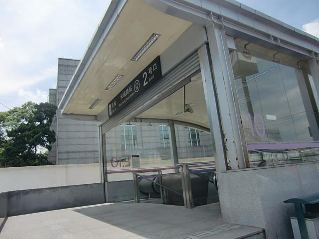「水城路」駅2号出口を出て、
