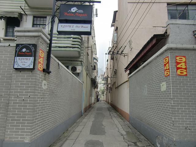 路地の入り口。