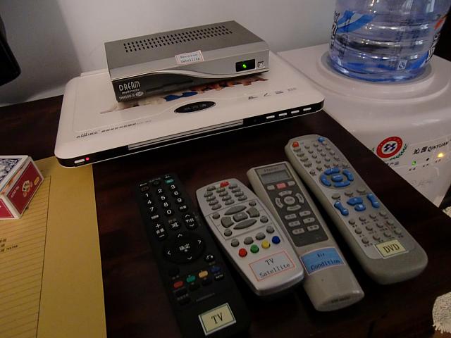 DVDプレーヤーとリモコン