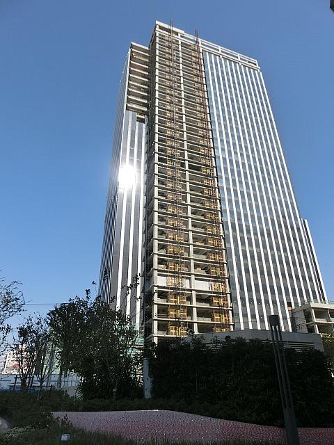 天山路側に建設中のビル（2015年12月現在）