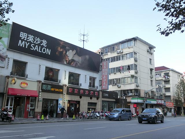 高層ビルと低い商店街が交互に