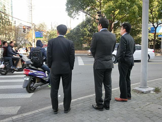 こんな感じで、日本人ビジネスマンをよく見ます