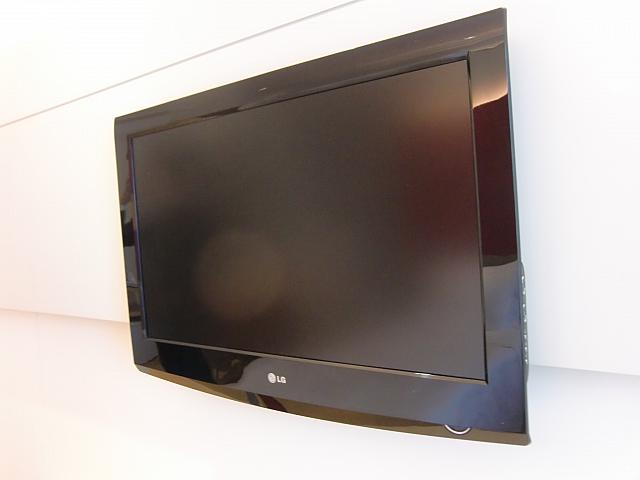 テレビは32インチ。