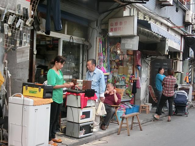 お店周辺にはこんな路地が残っています