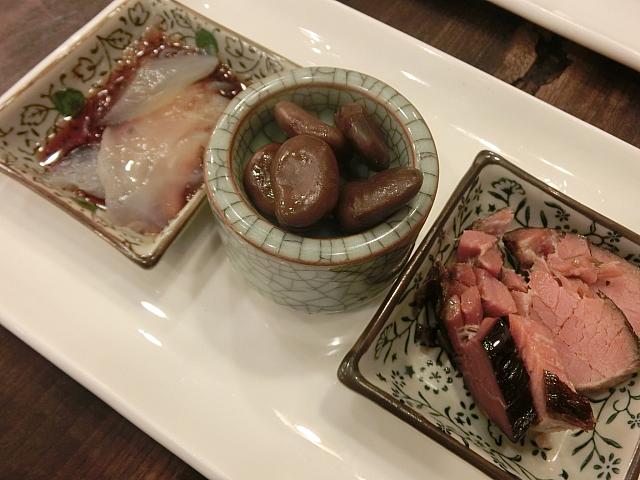 スターターは茴香豆、豚の塩漬けなど紹興らしい前菜の3点盛り