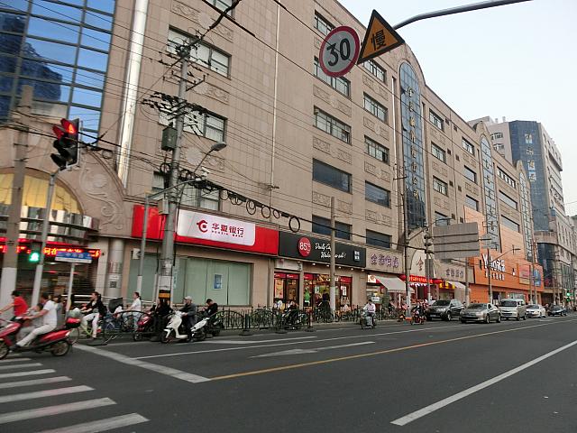 ②中華路を渡ってから右折