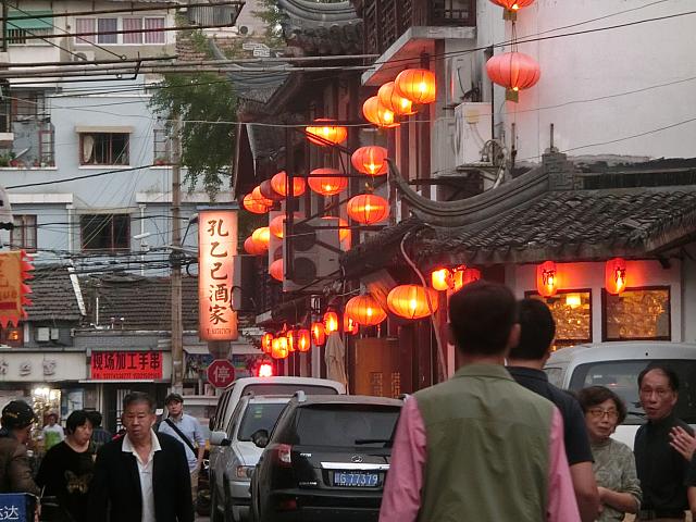 ⑥正面右手にお店が見えてきます
