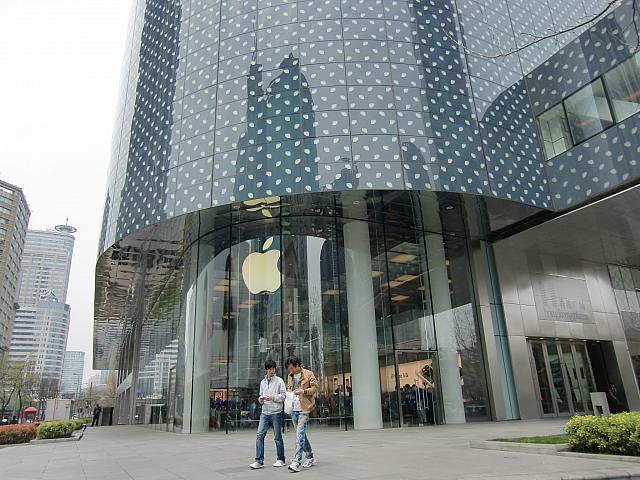 淮海中路をアップルストア方向に進み、嵩山路を右折