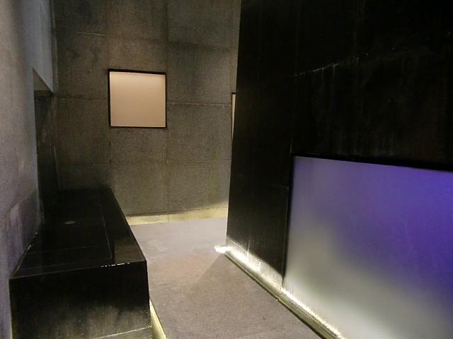 写真ではお伝えきれないのがもどかしい!　通路の壁すべてに水が流れています