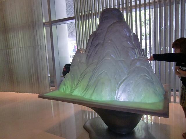触ると色が変わるオブジェ