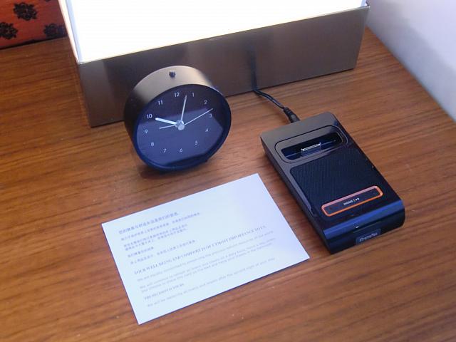 目覚ましと充電器