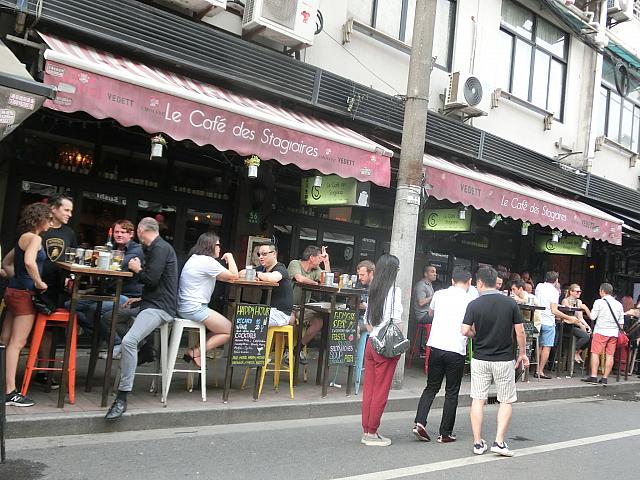 いつも満席の人気「Le Cafe des Stagiaires」