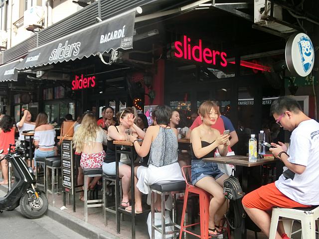 バー「Sliders」