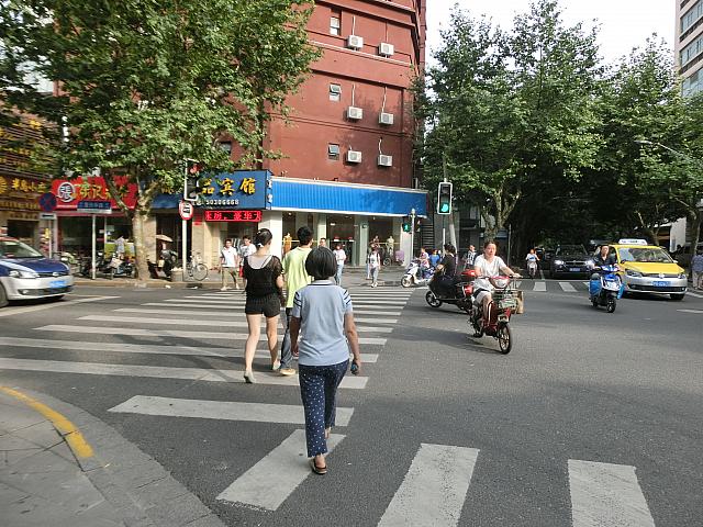 ⑤復興中路を渡ります。
