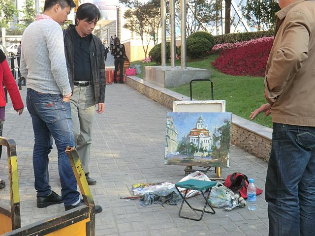 道で絵を描く人も
