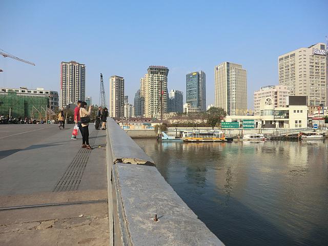 乍浦路橋の上です